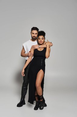 Güzel bir çift birbirine yakın durur, şık bir ortamda aşklarını ve tarzlarını sergilerler..