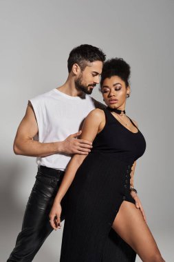 Büyüleyici bir çift, derin bir sevgi ve cazibeyi ifade ederek samimi bir anı paylaşır..