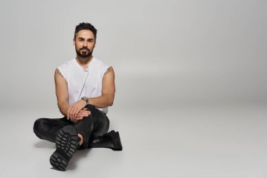 Şık giyinmiş genç bir adam..