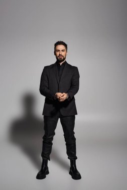 Yakışıklı adam şık elbiseli poz.