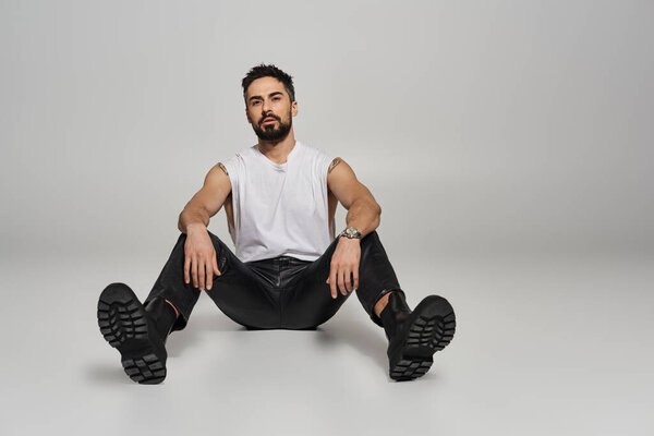 Красивый мужчина, позирующий в модном наряде.