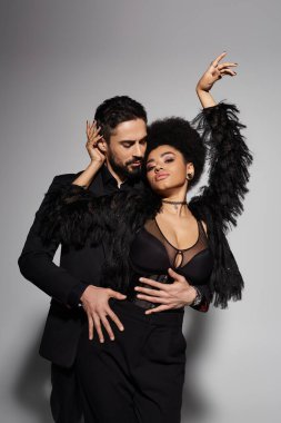 Birkaçı derin bağlarını, şakacı samimiyetlerini, sevgi ve cazibelerini sergiliyor..