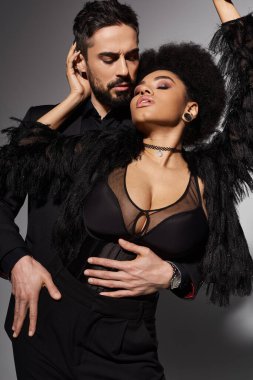 Bir çift, tutkulu ve kendinden emin bir dansla derin ilişkilerini gösteriyor..