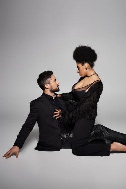 Bir çift derin bağlarını samimi bir pozla ifade eder. Sevgi ve tutku yayarlar..