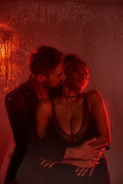 Yumuşak bir çift kucaklaşması tutkulu bir atmosfer yaratır. Damlacıklar etrafa yayılır..