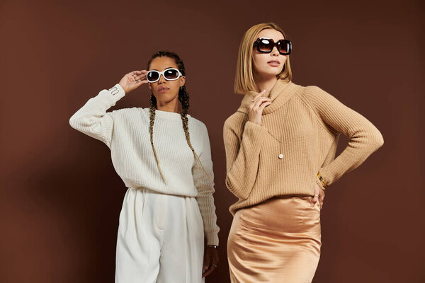 Молодая пара, одетая в стильный осенний наряд, демонстрирует свою любовь и чувство моды вместе.