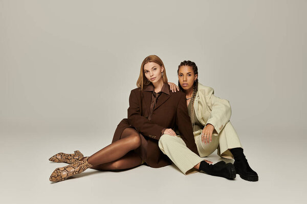 Две молодые женщины демонстрируют осенние тенденции, обнимая друг друга теплотой и стилем.