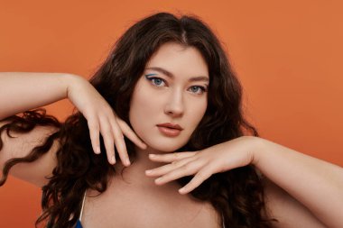 Bu genç kadın bir stüdyo ortamında zarafet ve güven sergiliyor..