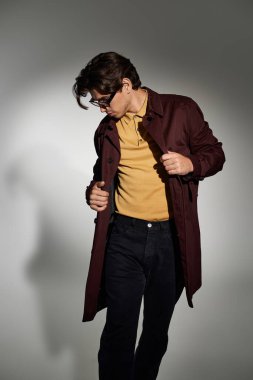 Şık bir genç adam, modaya uygun bir sonbahar görüntüsüyle modern kıyafet seçimini vurguluyor..