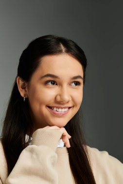 Genç bir kadın şık elbisesiyle neşe saçıyor, kendine güven ve duygu saçıyor..