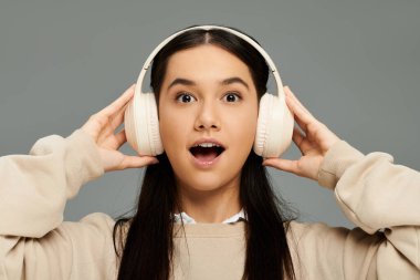 Genç bir kadın müzik dinlerken heyecanını ifade eder. Anı tamamen kucaklar..