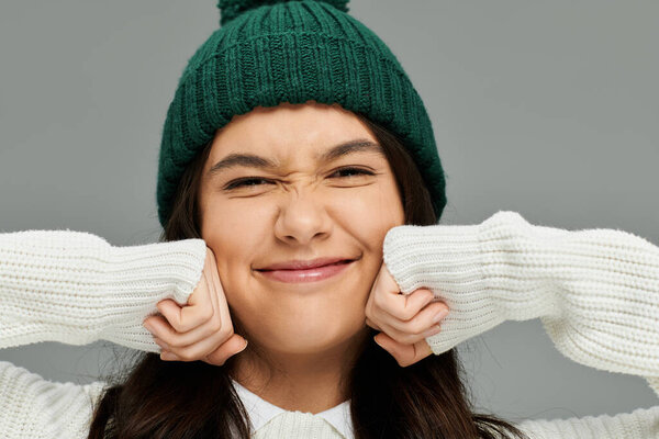 Красиво одетый молодой леди делает очаровательное лицо, демонстрируя ее игривый дух.