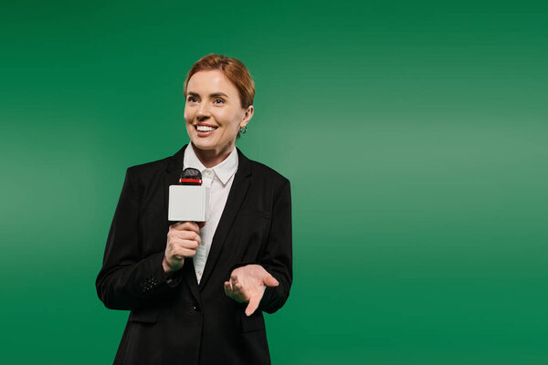 Захватывающий ведущий, одетый в черный официальный костюм, привлекает зрителей