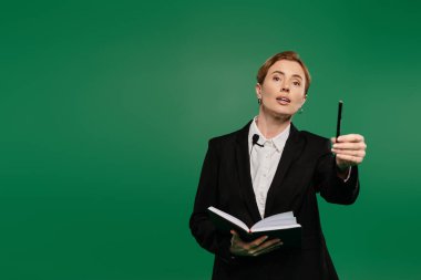 TV sunucusu, önemli konuları tartışırken seyirciyi şık siyah giysiler içinde büyülüyor.