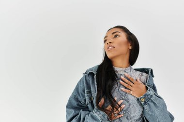 Tarz sahibi genç bir kadın modaya uygun kıyafetlerini sergilerken içeride kendine güvenini yansıtıyor..