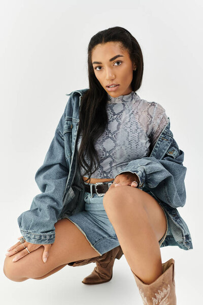 Модная юная леди изящно позирует, выставляя напоказ свой шикарный наряд и уверенный стиль.