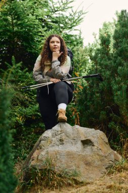 Büyük beden bir kadın, yemyeşil bir ormanı keşfeder. Etrafındakilerin değerini bilmek için kendine güvenir..