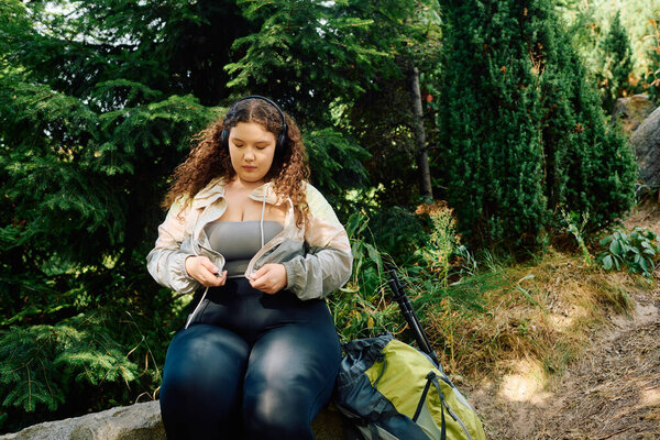 Прекрасная женщина plus size наслаждается спокойствием в естественной обстановке.