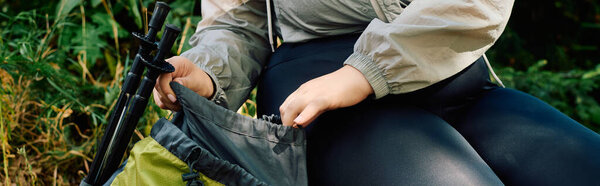 Радостный плюс размер женщина погружается в красоту живой лес, исследуя природу.