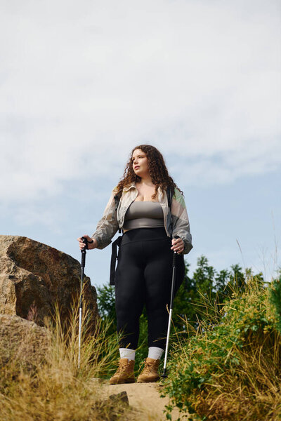 Уверенная в себе женщина plus-size - это пышное поле, пропитанное красотой природы.