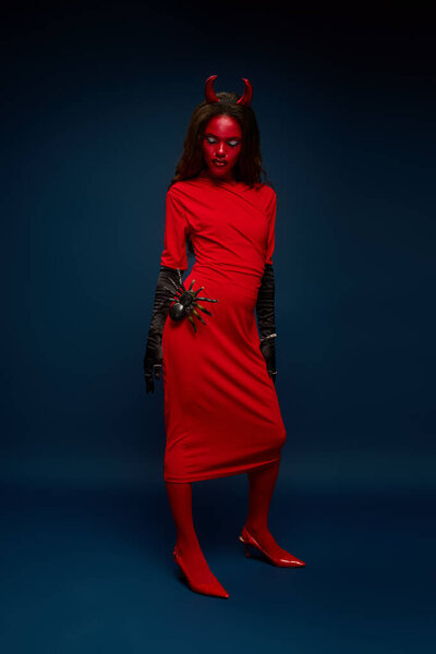 В этом потрясающем костюме на Хэллоуин есть очаровательная женщина, готовая к празднествам с чутьем..