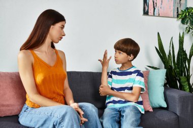 İşitme engelli bir anne ve küçük oğlu anlamlı bir sohbete girişiyor..