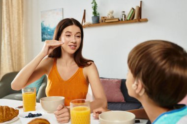 Sevgi dolu bir anne, neşeli bir kahvaltıda işitme engelli oğluyla meşgul olur..