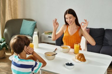 Şefkatli bir anne keyifli bir kahvaltıyı işitme engelli oğluyla paylaşır, neşeyle bağlanır..