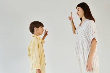 İşitme engelli küçük bir çocuk annesiyle eğlenceli bir eğitim aktivitesi yapıyor..