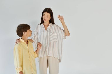 Bir anne, işitme engelli oğluyla iç açıcı bir etkileşimi paylaşıyor..