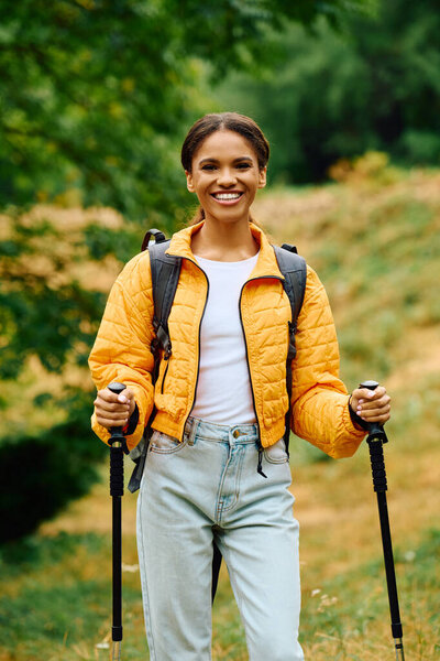 Веселый турист наслаждается потрясающими осенними красками, исследуя лесные тропы..