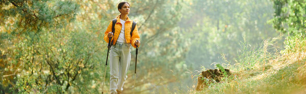 Молодая авантюристка путешествует по красочному осеннему лесу, наполненному деревьями и солнечным светом.