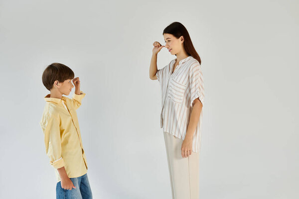 Заботливая мать связывается со своим слабослышащим сыном, подчеркивая их сильную связь..