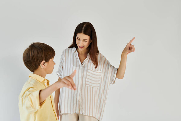 Радостное общение разворачивается, когда мать и ее сын разделяют момент связи и обучения.