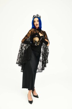 Gotik cadılar bayramı kıyafeti giymiş çarpıcı bir kadın mevsimin ruhunu kucaklıyor..