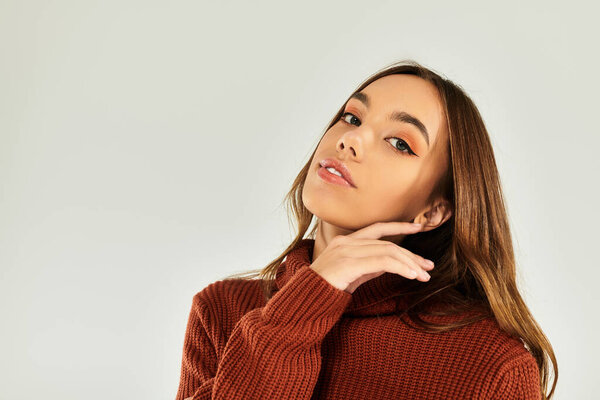 Красивая женщина позирует элегантно, источая праздничный шарм и стиль.