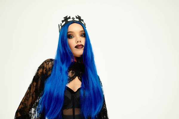 Эта красивая молодая женщина представляет свой очаровательный костюм Хэллоуина с яркими голубыми волосами.