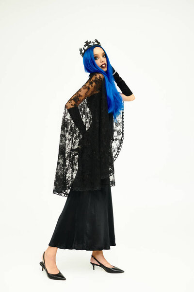 Художественное изображение молодой женщины в элегантном костюме на Хэллоуин с яркими голубыми волосами.