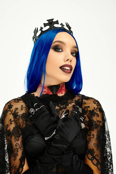 Эта уверенная в себе женщина очаровывает зрителей, когда она обнимает свой дух Хэллоуина.