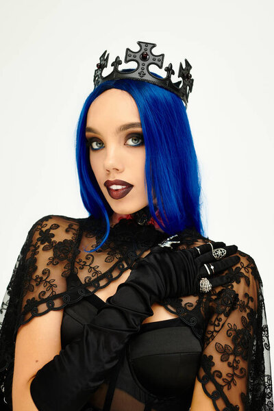 Она очаровывает своим потрясающим костюмом на Хэллоуин, излучая элегантность и таинственность на мероприятии.