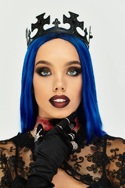 Эта молодая женщина демонстрирует драматический Хэллоуин с ярким макияжем и уникальной короной.