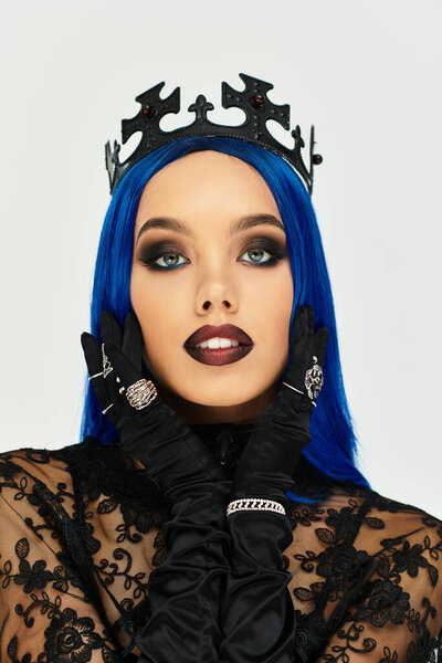 В костюме на Хэллоуин она демонстрирует творчество с потрясающим макияжем и яркими голубыми волосами..