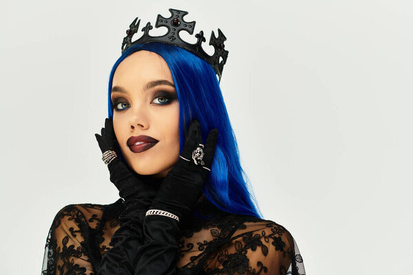 Одетая в потрясающий черный наряд, женщина уверенно позирует в своем Хэллоуинском наряде.