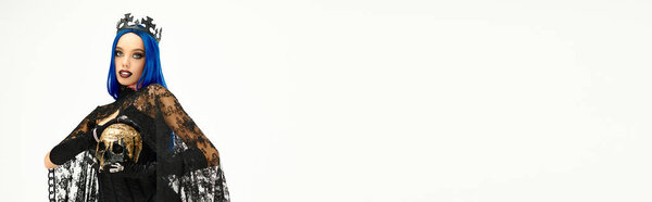 Одета в потрясающий ансамбль Хэллоуина, молодая женщина демонстрирует свой костюм с чутьем.