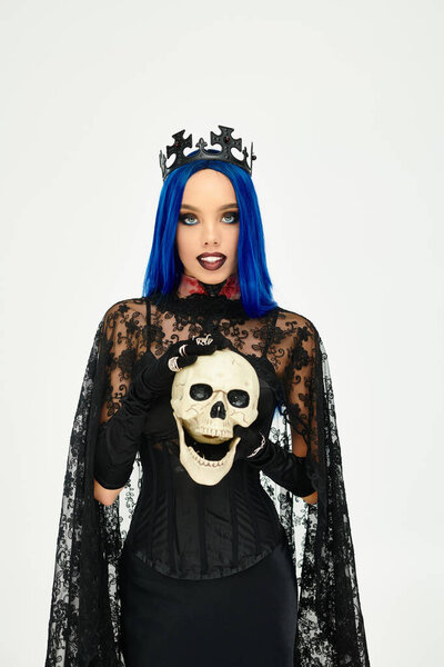 В потрясающем наряде на Хэллоуин молодая женщина очаровывает своим черепным аксессуаром.