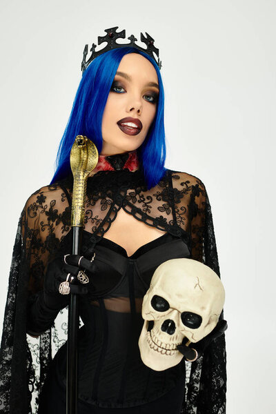 Эта молодая женщина демонстрирует свой потрясающий костюм на Хэллоуин, смешивая красоту и творчество.