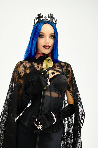 Стильная молодая женщина демонстрирует свой очаровательный костюм на Хэллоуин, излучая элегантность и таинственность.