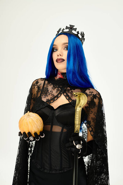 Эта элегантная красота обнимает Хэллоуин с ярким костюмом и яркими голубыми волосами.