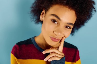 Genç bir kadın derin duygular ifade eder, düşünceli bir gülümsemeyle yansıtır..