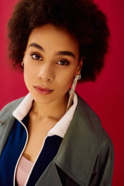 Genç bir kadın, çarpıcı güzelliği ve çekiciliğiyle seyircileri büyüleyen derin duygularını ifade eder..